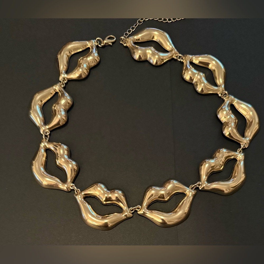 💋 Vintage Lip Necklace – Bold Retro Statement Jewelry - Vintage